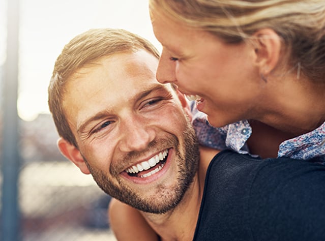 Usmievavý mladý pár sa dobre baví, je šťastný po liečbe prípravkom Canesten GYN 6 DNÍ