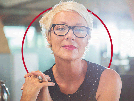 Starší žena s brýlemi