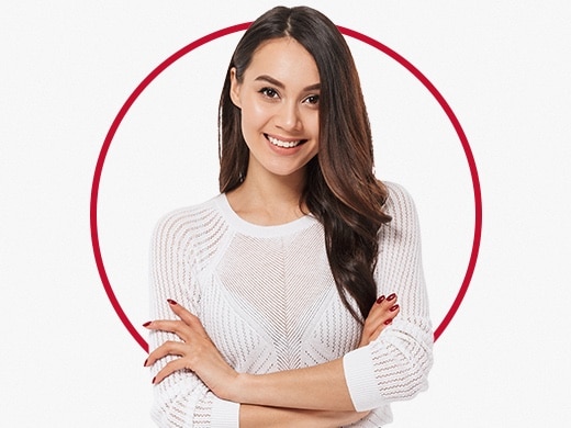 Šťastná usmievajúci sa žena v bielom svetri po liečbe dermatofytózy prípravkom Canespor krém